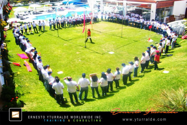 Taller de cuerdas bajas para fortalecer equipos corporativos mediante Aprendizaje Experiencial